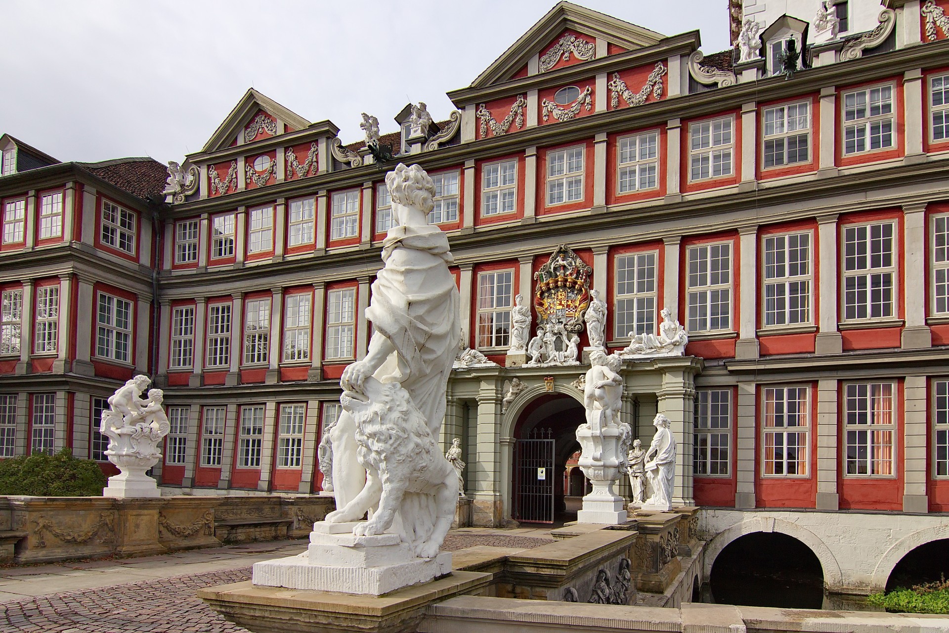 Front des Wolfenbütteler Schlosses mit Statue davor