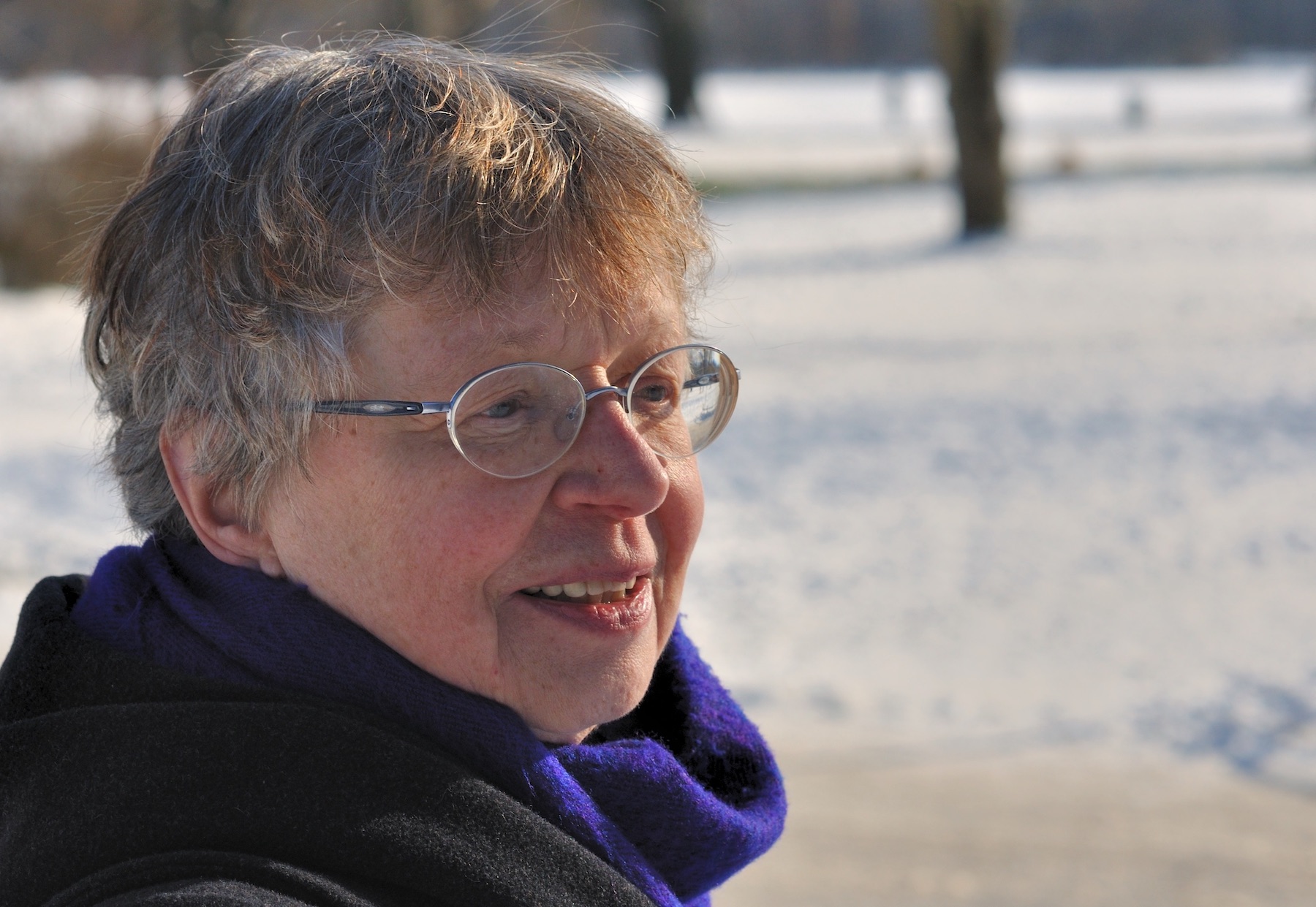 Porträt von Rosemarie Tietze vor einer Winterlandschaft