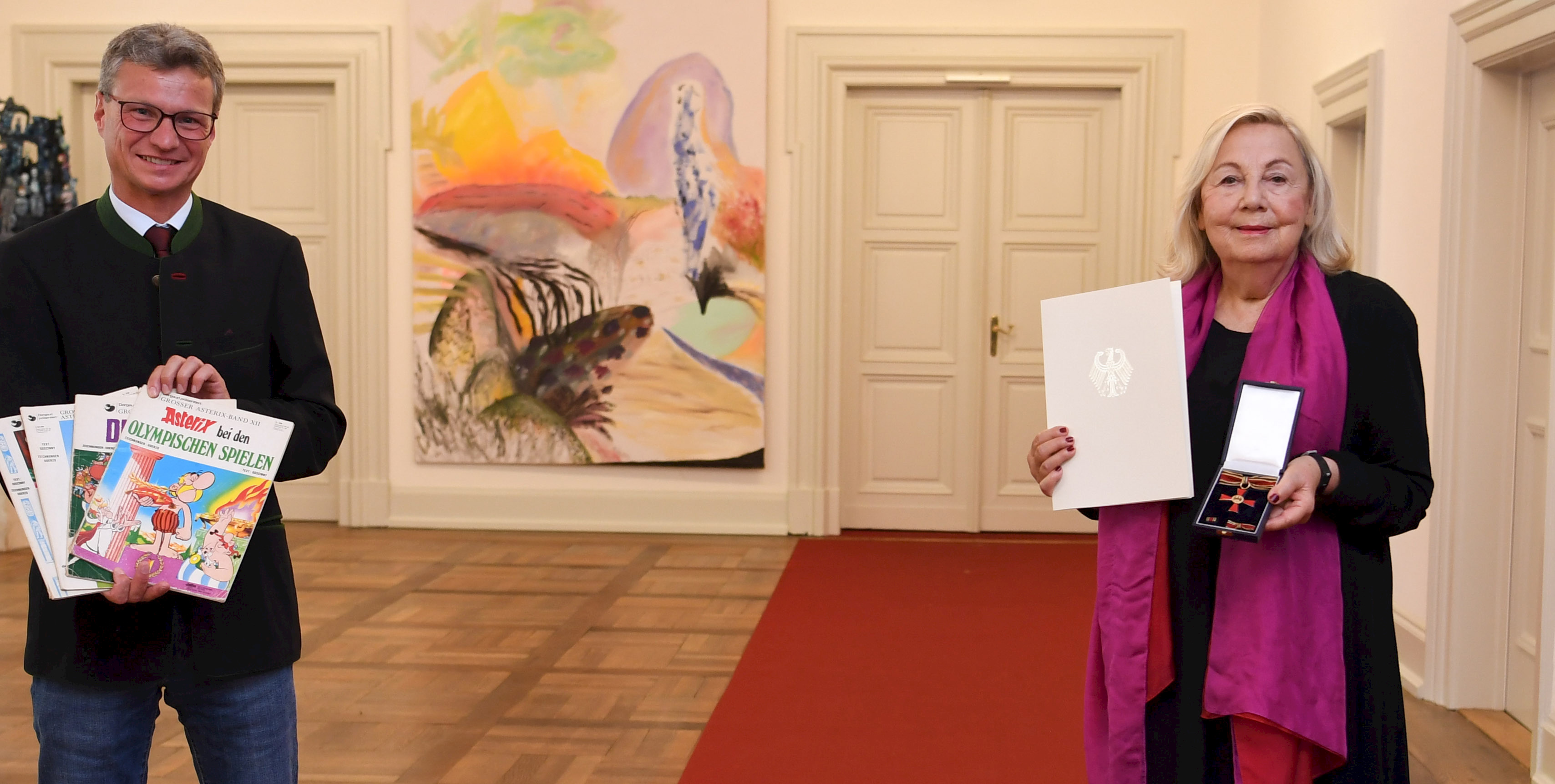 Die Übersetzerin Gudrun Penndorf, mit Staatsminister Sibler