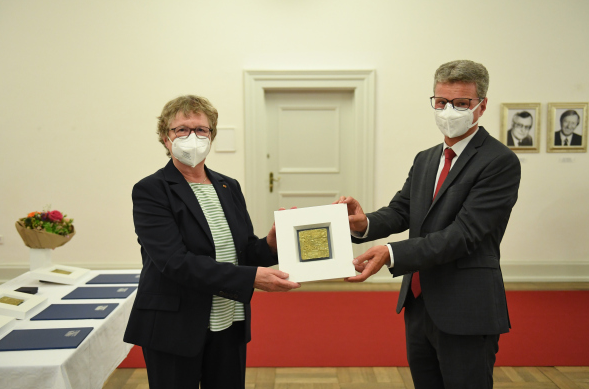 Rosemarie Tietze mit Staatsminister Bernd Sibler, Foto: Andreas Gebert