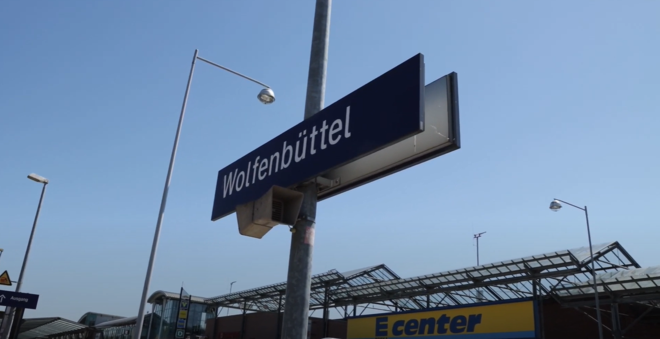 Die Bahnhofshaltestelle „Wolfenbüttel“; Foto: Barbara Neeb